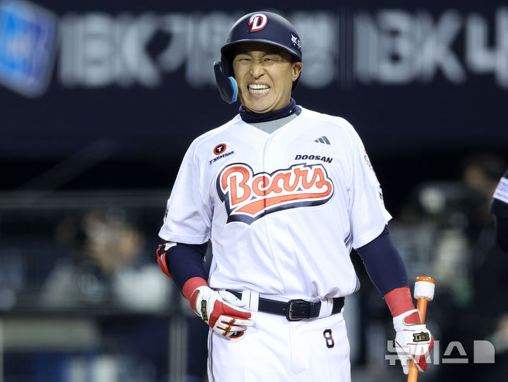 [서울=뉴시스] 이영환 기자 = 17일 오후 서울 송파구 잠실야구장에서 열린 2026 KBO리그 KIA 타이거즈와 두산 베어스의 경기, 6회말 1사 1루 두산 양석환 타석에서 대타로 들어선 손아섭이 타격 후 아쉬워 하고 있다. 2026.04.17. 20hwan@newsis.com