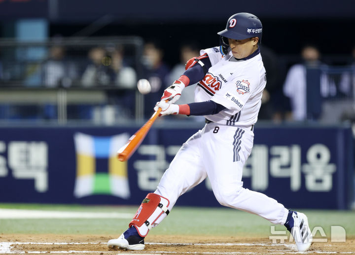[서울=뉴시스] 이영환 기자 = 17일 오후 서울 송파구 잠실야구장에서 열린 2026 KBO리그 KIA 타이거즈와 두산 베어스의 경기, 6회말 1사 1루 두산 양석환 타석에서 대타로 들어선 손아섭이 타격을 하고 있다. 결과는 파울. 2026.04.17. 20hwan@newsis.com