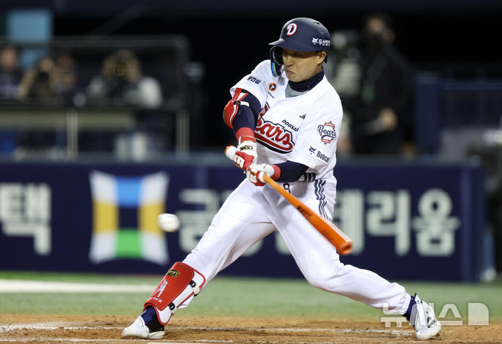 [서울=뉴시스] 이영환 기자 = 17일 오후 서울 송파구 잠실야구장에서 열린 2026 KBO리그 KIA 타이거즈와 두산 베어스의 경기, 8회말 두산 선두타자 손아섭이 유격수 앞 땅볼을 날리고 있다. KIA 유격수 데일의 실책으로 손아섭은 출루에 성공했다. 2026.04.17. 20hwan@newsis.com