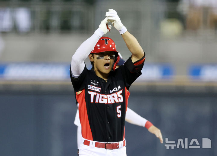 [서울=뉴시스] 이영환 기자 = 17일 오후 서울 송파구 잠실야구장에서 열린 2026 KBO리그 KIA 타이거즈와 두산 베어스의 경기, 9회초 2사 1루에서 KIA 김도영이 1타점 2루타를 날린 후 기뻐하고 있다. 2026.04.17. 20hwan@newsis.com