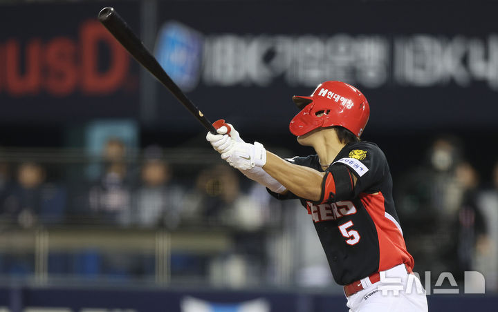 [서울=뉴시스] 이영환 기자 = 17일 오후 서울 송파구 잠실야구장에서 열린 2026 KBO리그 KIA 타이거즈와 두산 베어스의 경기, 9회초 2사 1루에서 KIA 김도영이 1타점 2루타를 날리고 있다. 2026.04.17. 20hwan@newsis.com