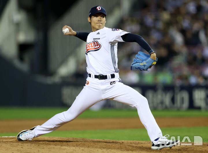 잠실야구장 9회초 투구하는 두산 윤태호