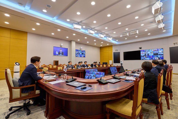 [서울=뉴시스] 이재명 대통령이 17일 청와대에서 프랑스·영국이 주도하는 호르무즈 해협 자유 항행에 관한 화상 정상회의를 하고 있다. (사진=청와대 제공) 2026.04.17. photo@newsis.com *재판매 및 DB 금지