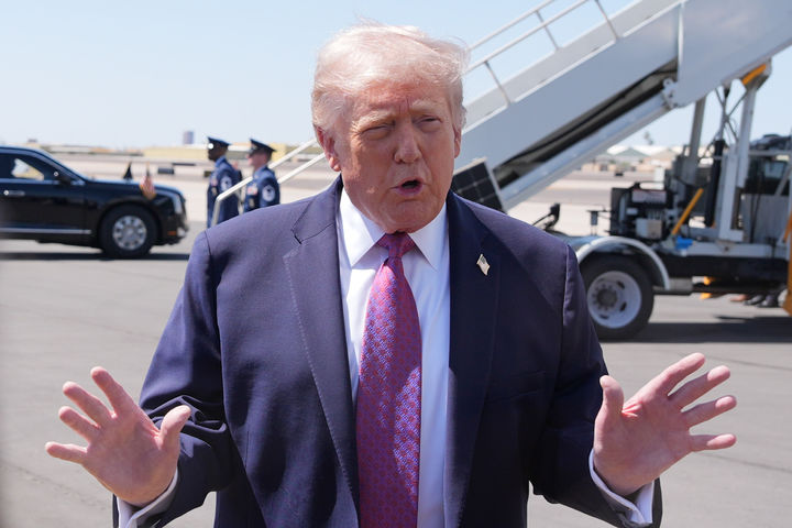 [피닉스=AP/뉴시스]도널드 트럼프 미국 대통령이 17일(현지 시간) 미 애리조나주 피닉스의 피닉스스카이하버 국제공항에 도착한 후 기자들 질문에 답하고 있다. 2026.04.18.