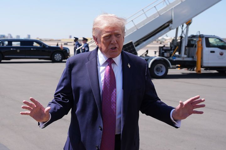 [피닉스=AP/뉴시스]도널드 트럼프 미 대통령이 17일(현지시각) 피닉스 스카이 하버 국제 공항에서 기자들에게 발언하고 있다. 2026.4.18. 