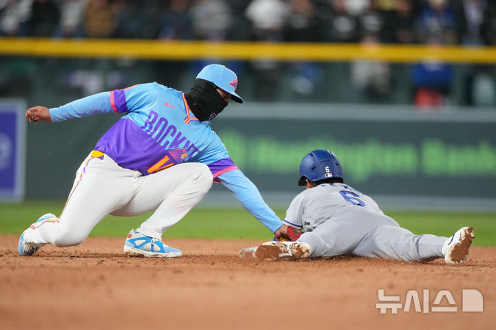 [덴버=AP/뉴시스] 메이저리그 LA 다저스의 김혜성이 18일(한국 시간) 미국 콜로라도주 덴버의 쿠어스필드에서 열린 2026 메이저리그(MLB) 콜로라도 로키스와의 경기 5회 2루 도루에 성공하고 있다. 2026.04.18.