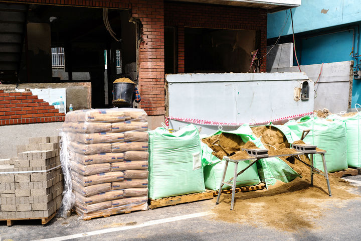 [서울=뉴시스] 홀로 두 자녀를 키우기 위해 16년 동안 건설 현장에서 무거운 시멘트 포대를 옮겨온 한 중국 여성의 사연이 알려져 감동을 주고 있다. (사진=유토이미지) *재판매 및 DB 금지