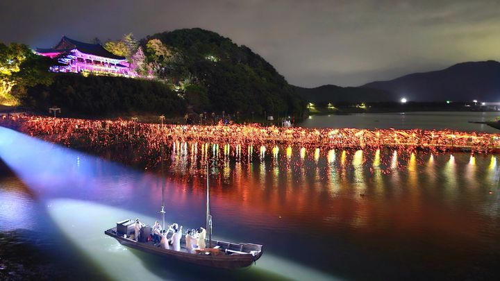 [밀양=뉴시스] 밀양강 어화불꽃 줄불놀이. (사진=밀양시 제공) 2026.04.18. photo@newsis.com *재판매 및 DB 금지