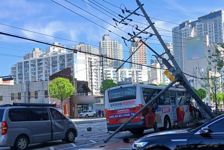 [광주=뉴시스] 18일 오전 9시50분께 광주 남구 주월동의 한 도로에서 시내버스가 승합차와 충돌 후 전신주를 들이받았다. (사진=독자 제공) 2026.04.18. photo@newsis.com *재판매 및 DB 금지