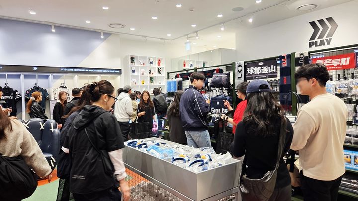 [서울=뉴시스] 서울시 송파구에 위치한 잠실 롯데월드몰 3층에 오픈한 '롯데자이언츠x윌비플레이' 매장을 방문한 고객들의 모습(사진=롯데백화점 제공) *재판매 및 DB 금지 *재판매 및 DB 금지