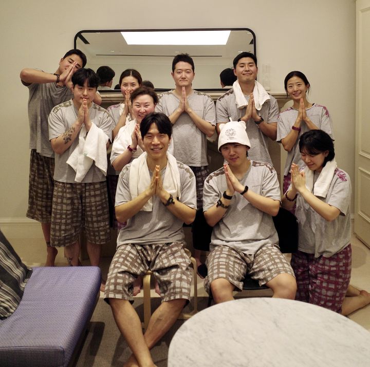 [서울=뉴시스] 사우나 전문 사회관계망서비스(SNS) 계정 '닥터사우나' 모임 참여자들. (사진=정인모 닥터사우나 운영자 제공) 2026.04.19. photo@newsis.com *재판매 및 DB 금지 *재판매 및 DB 금지