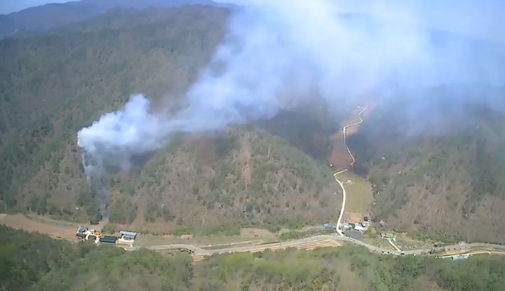 [안동=뉴시스] 경북 안동의 한 야산에서 산불이 발생해 산림당국과 소방당국이 진화 작업을 벌이고 있다. (사진=경북소방본부 제공) 2026.04.18. photo@newsis.com *재판매 및 DB 금지