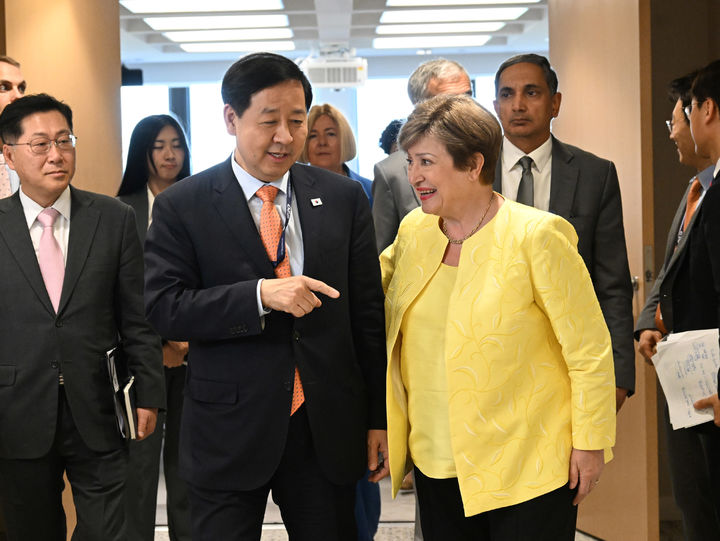 [워싱턴=뉴시스] 주요 20개국(G20) 재무장관회의 및 국제통화기금(IMF)·세계은행(WB) 춘계회의 참석차 미국 워싱턴D.C.를 방문 중인 구윤철 경제부총리 겸 재정경제부 장관이 17일(현지시간) 국제통화기금(IMF)에서 크리스탈오르기에바 국제통화기금(IMF) 총재와 만나 대화하고 있다. (사진 = 재경부 제공) 2026.04.17. *재판매 및 DB 금지