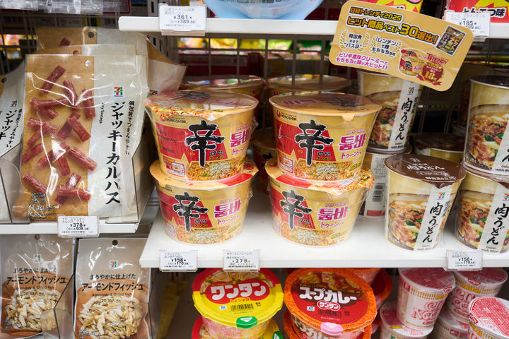 일본 도쿄 편의점 세븐일레븐에 신라면 툼바가 진열돼 있다. (사진=농심 제공) *재판매 및 DB 금지