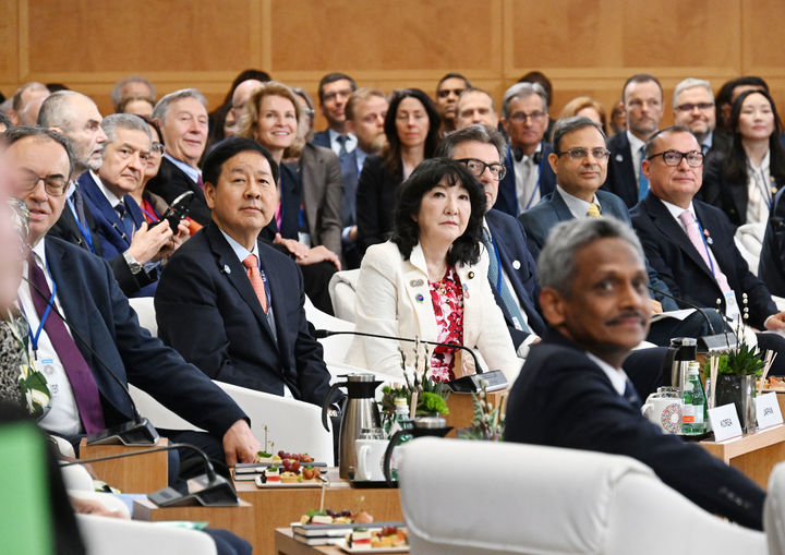 [워싱턴=뉴시스] 주요 20개국(G20) 재무장관회의 참석차 미국 워싱턴D.C.를 방문 중인 구윤철 경제부총리 겸 재정경제부 장관이 4월 17일(현지시간) 국제통회기금(IMF)에서 열린 국제통화기금위원회(IMFC)에 참석했다. 구 부총리의 오른쪽은 카타야마 사츠키 일본 재무장관. (사진 = 재경부 제공) 2026.04.17.&nbsp; *재판매 및 DB 금지