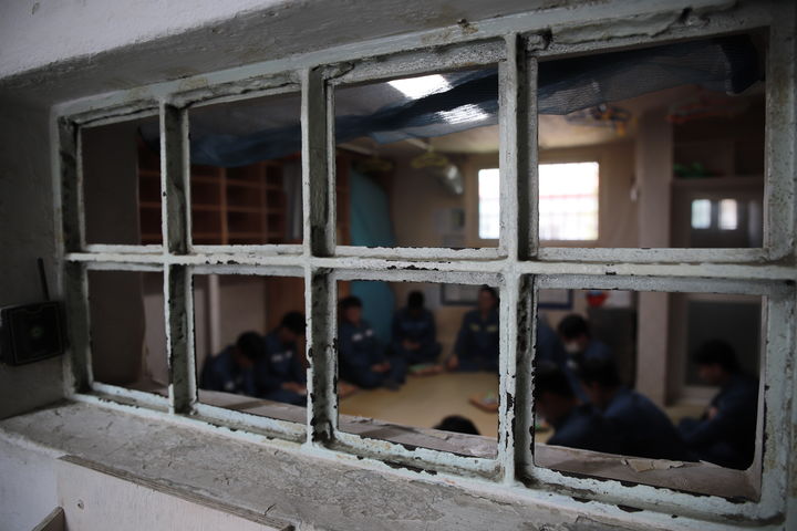 [안양=뉴시스] 올해로 꼬박 예순셋인 A씨는 오늘도 온몸에서 이상 신호를 보인다. 1963년생인 '산송장' A씨의 이름은 안양교도소. 전국 58개 교정시설 중 최고령이다. 사진은 안양교도소 혼거실. (사진=법무부 제공). 2026.04.19. photo@newsis.com. *재판매 및 DB 금지