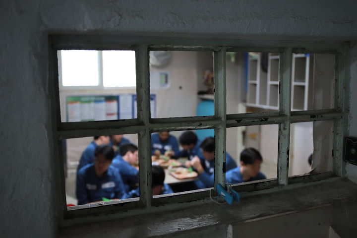 [안양=뉴시스] 지난 15일 뉴시스 등 법조기자단이 찾은 안양교도소는 노후화의 흔적을 여실히 나타내고 있었다. 오후 12시25분 16명이 들어선 7.45평(24.61㎡) 크기의 혼거실에는 한때 물이 끊기는 소동이 발생하기도 했다. 아래층 혼거실에서 물을 많이 쓴 탓에 위층 혼거실로 물이 공급되지 못한 것이다. (사진=법무부 제공). 2026.04.19. photo@newsis.com. *재판매 및 DB 금지