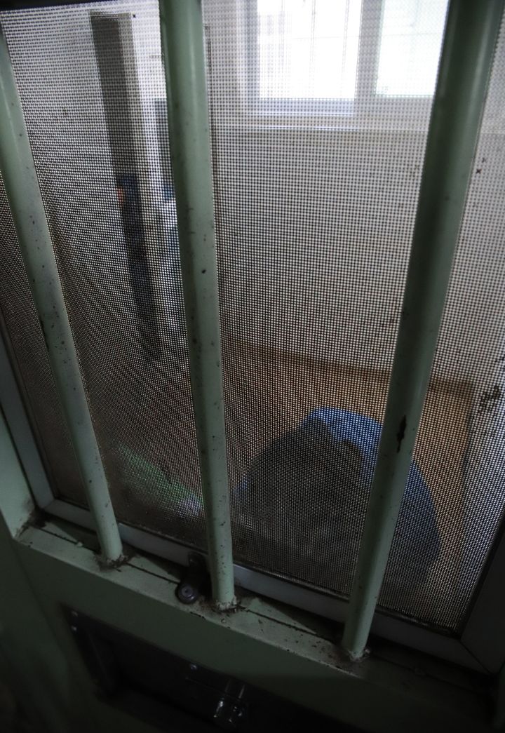 [안양=뉴시스] 폭동·소동·정신질환 등을 이유로 분리돼 1~3명이 쓰는 1.25평짜리 '조사 징벌 수용동'도 별반 다르지 않다. 벽지에는 곰팡이가 슬거나 연도를 가늠하기 힘든 낙서들이 즐비했다. 바로 옆에 자리한 좌변기에서 풍기는 찌든 내는 코를 진동시켰다. (사진=법무부 제공). 2026.04.19. photo@newsis.com *재판매 및 DB 금지