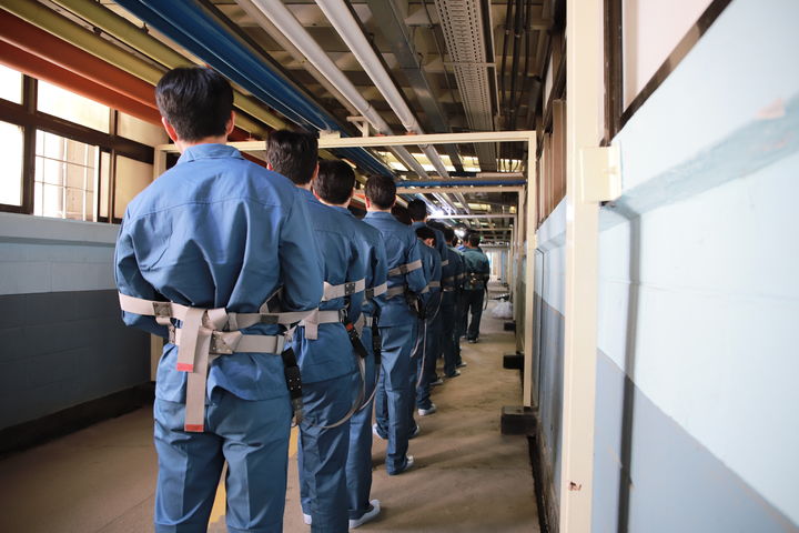 [안양=뉴시스] 호송 체험하는 법조기자들의 모습. (사진=법무부 제공) 2026.04.19. photo@newsis.com *재판매 및 DB 금지