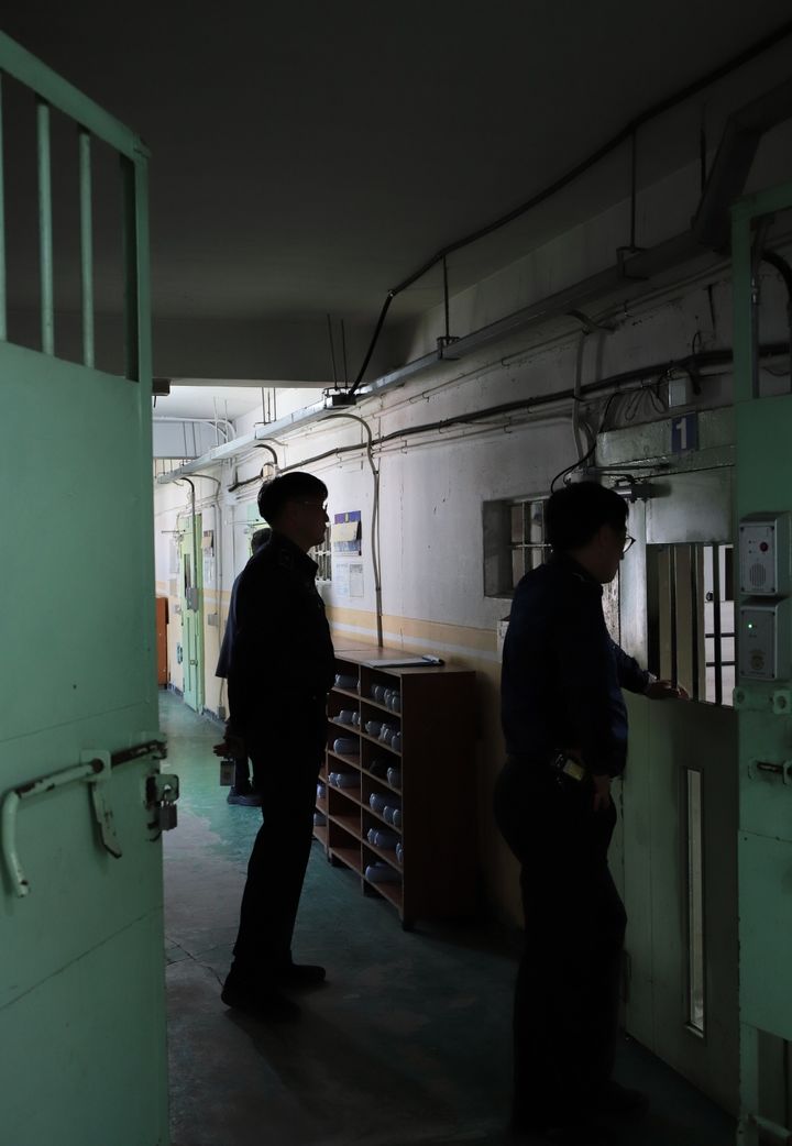 [안양=뉴시스] 현재진행형인 시설 노후화와 과밀 수용으로 인해 교정공무원도 덩달아 몸살을 앓고 있다. 안양교도소에 있는 보안과 직원은 총 266명. 이 중 야근자 33명은 오후 6시부터 다음날 오전 9시까지 약 2300명을 돌봐야 한다. (사진=법무부 제공) 2026.04.19. photo@newsis.com *재판매 및 DB 금지