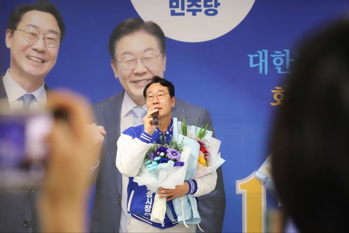 [화성=뉴시스] 더불어민주당 정명근 경기 화성시장 후보가 13일 경선결과 발표 직후 인사말을 하고 있다. (사진=정명근 더불어민주당 화성시장 후보 제공) 2026.04.18. photo@newsis.com *재판매 및 DB 금지