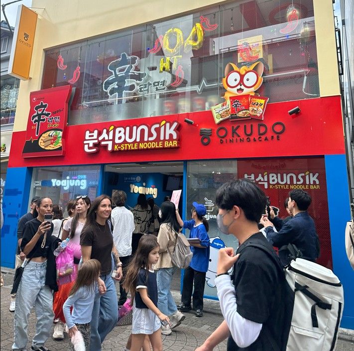 [도쿄=뉴시스] 이혜원 기자 = 15일 일돈 도쿄 하라주쿠 다케시타 거리에 위치한 '신라면 분식' 입구. *재판매 및 DB 금지