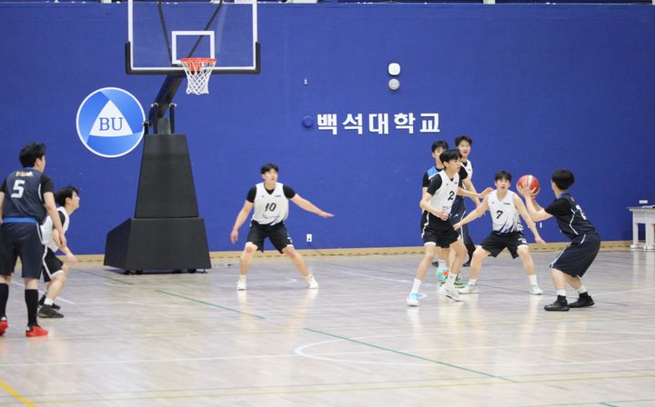 [천안=뉴시스] 최영민 기자 = 17일 열린 백석대학교 50주년 대표팀과 한경대 농구동아리의 경기 모습. 2026.04.18. ymchoi@newsis.com *재판매 및 DB 금지