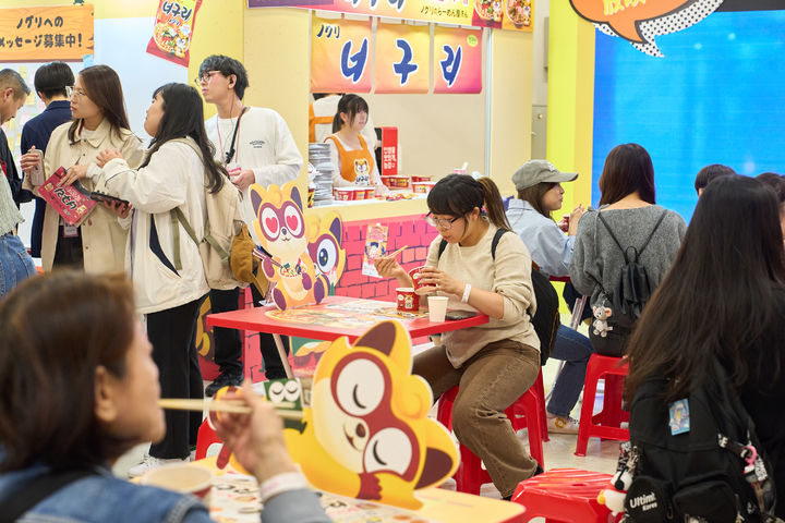 16일 일본 도쿄에서 열린 '2026 코리아 엑스포 도쿄' 농심관에서 소비자들이 너구리를 시식하고 있다.(사진=농심 제공) *재판매 및 DB 금지