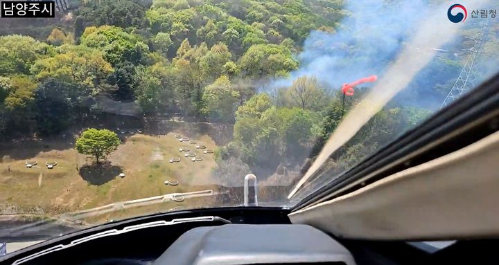 [남양주=뉴시스] 경기 남양주 진접읍 산불 현장. (사진=산림청 제공) 2026.04.18. photo@newsis.com *재판매 및 DB 금지