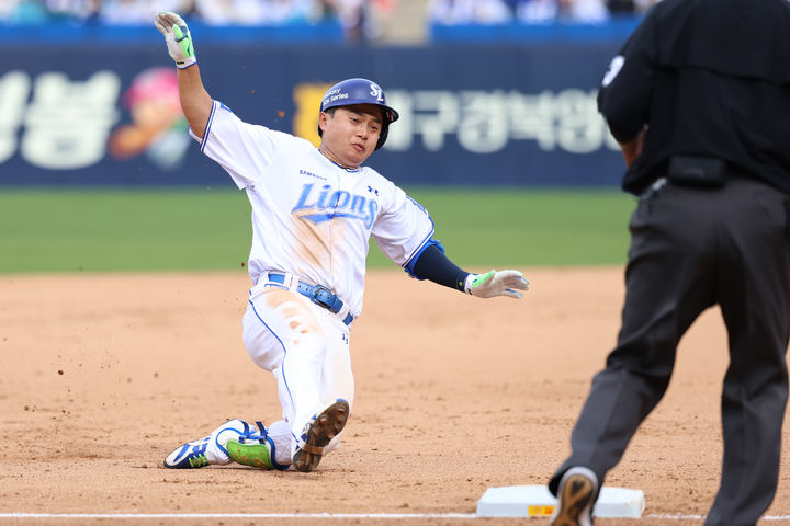 [서울=뉴시스] 프로야구 삼성 라이온즈의 김헌곤이 18일 대구 삼성라이온즈파크에서 열린 2026 신한 쏠 KBO리그 LG 트윈스와의 홈 경기에서 3루타를 친 뒤 슬라이딩을 하고 있다. (사진=삼성 라이온즈 제공) 2026.04.18. *재판매 및 DB 금지