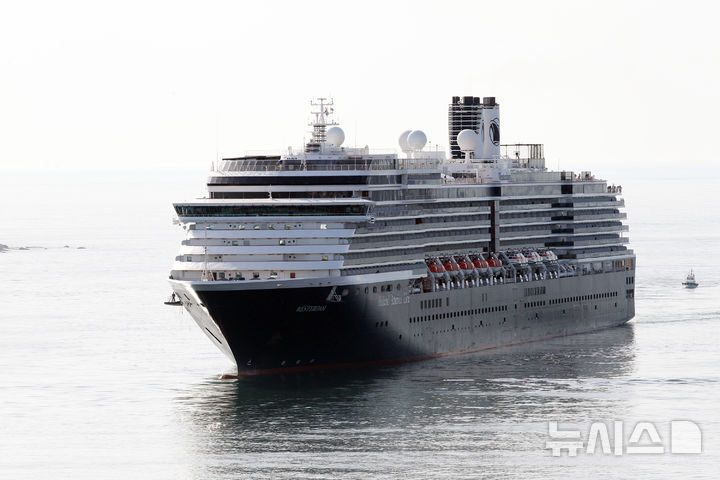 속초항에 입항하는 웨스테르담호