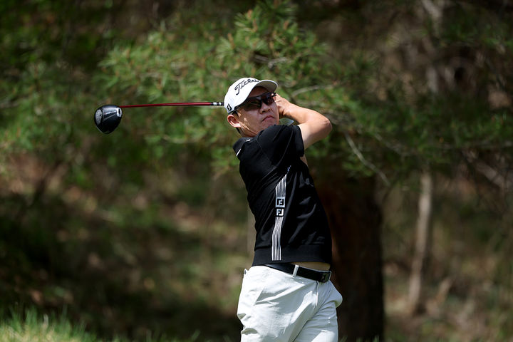 [서울=뉴시스] 권성열이 18일 강원도 춘천의 라비에벨 골프앤리조트 올드코스(파72)에서 열린 제21회 DB손해보험 프로미오픈(총상금 10억원) 3라운드에서 티샷을 하고 있다. (사진=KPGA 제공) 2026.04.18. *재판매 및 DB 금지