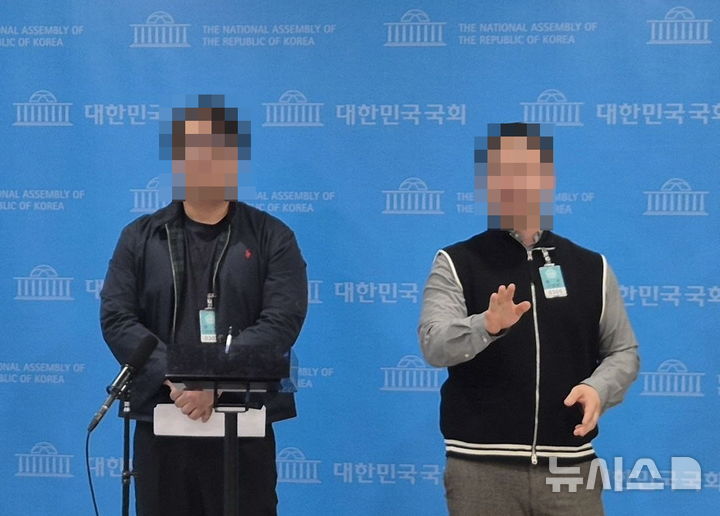 [전주=뉴시스] 18일 국회 소통관에서 안호영 의원이 연 기자회견에서 전북도지사 민주당 이원택 후보의 '식사비 대납' 의혹과 관련해 현장에 참석했던 2명의 청년이 당시 상황을 설명하고 있다. (사진 = 안호영의원실) 2026.04.18. photo@newsis.com *재판매 및 DB 금지