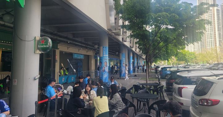 [대구=뉴시스] 최영민 기자 = 대구iM뱅크파크 1층에 자리한 상점가 모습. 2026.04.18 ymchoi@newsis.com *재판매 및 DB 금지