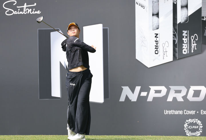 [서울=뉴시스] 방신실이 18일 경남 김해의 가야 컨트리클럽(파72)에서 열린 한국여자프로골프(KLPGA) 투어 넥센·세인트나인 마스터즈 2라운드 8번 홀에서 티샷을 하고 있다. (사진=KLPGA 제공) 2026.04.18. *재판매 및 DB 금지