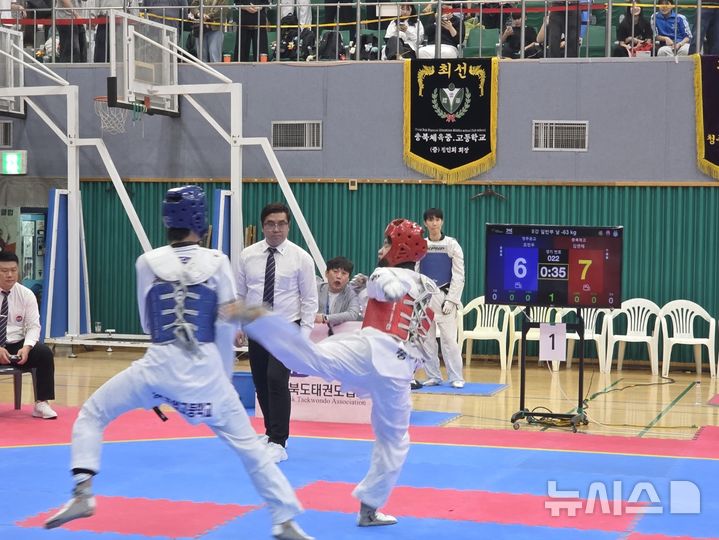 [청주=뉴시스] 연종영 기자 = 18일 충북스포츠센터에서 열린 52회 충북도 중고등학교태권도연맹회장기 대회에서 충주중학교와 충북체고가 종합우승을 차지했다. 겨루기 부문에 출전한 고등부 선수들이 접전을 펼치고 있다. 2026.04.18. jyy@newsis.com 