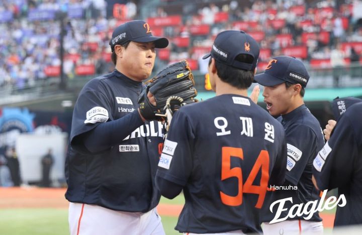 [서울=뉴시스] 프로야구 한화 이글스의 류현진이 18일 부산 사직구장에서 열린 2026 신한 쏠 KBO리그 롯데 자이언츠와의 경기에 선발 등판해 이닝을 마친 뒤 마운드를 내려가고 있다. (사진=한화 이글스 제공) 2026.04.18. *재판매 및 DB 금지