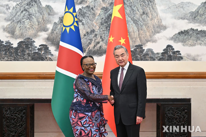 [베이징=신화/뉴시스] 왕이 중국 공산당 중앙정치국 위원 겸 외교부장이 지난 17일 베이징에서 셀마 아시팔라 무사비 나미비아 국제관계무역부 장관과 만나 악수하고 있다. 2026.04.19