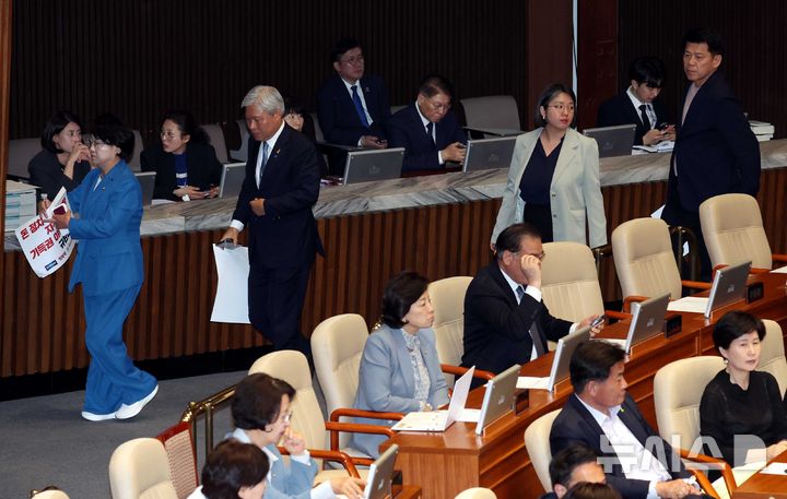 [서울=뉴시스] 조성봉 기자 = 조국혁신당, 진보당, 기본소득당, 사회민주당 의원들이 18일 오전 서울 여의도 국회에서 열린 제434회국회(임시회) 제6차 본회의에서 민주당-국민의힘이 정치관계법 처리를 시도하자 보이콧하기 위해 밖으로 나가고 있다. 2026.04.18. suncho21@newsis.com 