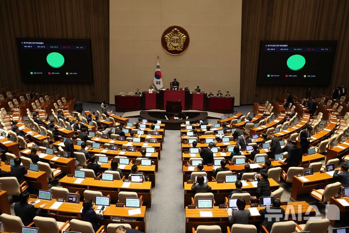 [서울=뉴시스] 조성봉 기자 = 18일 오전 서울 여의도 국회에서 열린 제434회국회(임시회) 제6차 본회의에서 정치자금법 일부개정법률안이 가결되고 있다. 2026.04.18. suncho21@newsis.com