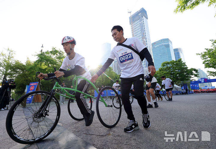 [서울=뉴시스] 홍효식 기자 = 18일 서울 영등포구 여의도공원 문화의마당에서 열린 2026 키움런에서 장애인 참가자들이 힘찬 출발을 하고 있다.키움런은 오는 20일 '장애인의 날'을 맞아 장애인과 비장애인 러너가 함께 뛰는 배리어프리 단축 마라톤으로, 참가비 3만원은 전액 기부되며 참가자에 한해 실시하는 주식 제공 이벤트는 추첨을 통해 2000만원 상당의 국내 주식을 증정한다. 2026.04.18. yesphoto@newsis.com
