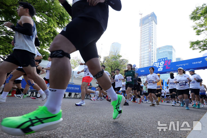 [서울=뉴시스] 홍효식 기자 = 18일 서울 영등포구 여의도공원 문화의마당에서 열린 2026 키움런에서 참가자들이 힘찬 출발을 하고 있다.키움런은 오는 20일 '장애인의 날'을 맞아 장애인과 비장애인 러너가 함께 뛰는 배리어프리 단축 마라톤으로, 참가비 3만원은 전액 기부되며 참가자에 한해 실시하는 주식 제공 이벤트는 추첨을 통해 2000만원 상당의 국내 주식을 증정한다. 2026.04.18. yesphoto@newsis.com