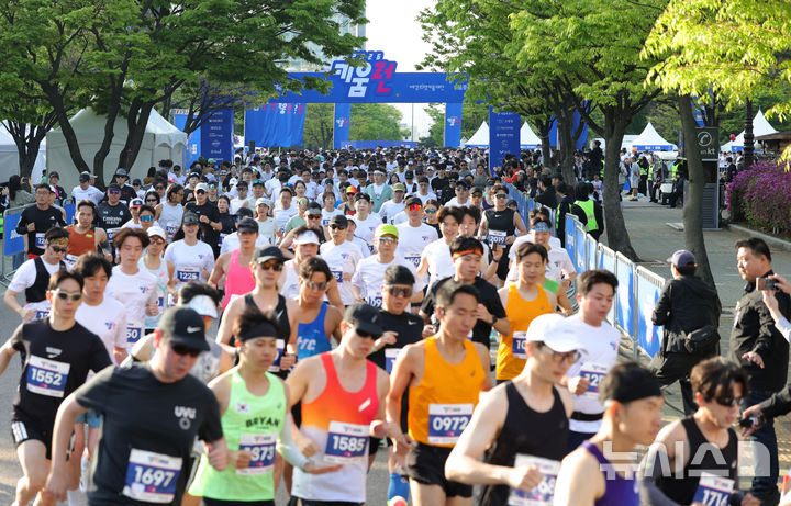 [서울=뉴시스] 홍효식 기자 = 18일 서울 영등포구 여의도공원 문화의마당에서 열린 2026 키움런에서 참가자들이 힘찬 출발을 하고 있다.키움런은 오는 20일 '장애인의 날'을 맞아 장애인과 비장애인 러너가 함께 뛰는 배리어프리 단축 마라톤으로, 참가비 3만원은 전액 기부되며 참가자에 한해 실시하는 주식 제공 이벤트는 추첨을 통해 2000만원 상당의 국내 주식을 증정한다. 2026.04.18. yesphoto@newsis.com