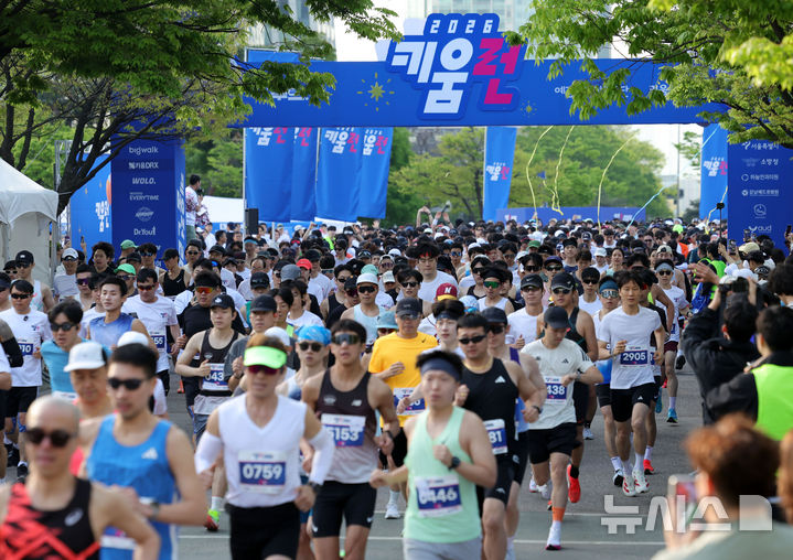 [서울=뉴시스] 홍효식 기자 = 18일 서울 영등포구 여의도공원 문화의마당에서 열린 2026 키움런에서 참가자들이 힘찬 출발을 하고 있다.키움런은 오는 20일 '장애인의 날'을 맞아 장애인과 비장애인 러너가 함께 뛰는 배리어프리 단축 마라톤으로, 참가비 3만원은 전액 기부되며 참가자에 한해 실시하는 주식 제공 이벤트는 추첨을 통해 2000만원 상당의 국내 주식을 증정한다. 2026.04.18. yesphoto@newsis.com