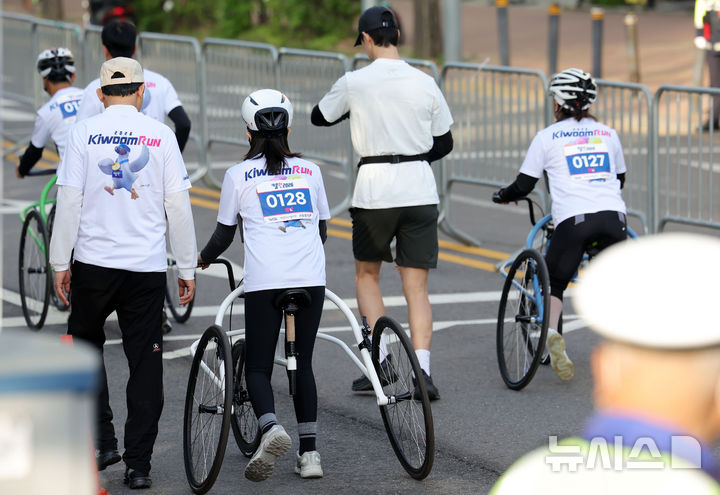 [서울=뉴시스] 홍효식 기자 = 18일 서울 영등포구 여의도공원 문화의마당에서 열린 2026 키움런에서 장애인 참가자들이 힘찬 출발을 하고 있다.키움런은 오는 20일 '장애인의 날'을 맞아 장애인과 비장애인 러너가 함께 뛰는 배리어프리 단축 마라톤으로, 참가비 3만원은 전액 기부되며 참가자에 한해 실시하는 주식 제공 이벤트는 추첨을 통해 2000만원 상당의 국내 주식을 증정한다. 2026.04.18. yesphoto@newsis.com