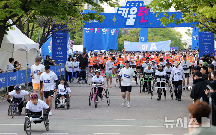 [서울=뉴시스] 홍효식 기자 = 18일 서울 영등포구 여의도공원 문화의마당에서 열린 2026 키움런에서 장애인 참가자들이 힘찬 출발을 하고 있다.키움런은 오는 20일 '장애인의 날'을 맞아 장애인과 비장애인 러너가 함께 뛰는 배리어프리 단축 마라톤으로, 참가비 3만원은 전액 기부되며 참가자에 한해 실시하는 주식 제공 이벤트는 추첨을 통해 2000만원 상당의 국내 주식을 증정한다. 2026.04.18. yesphoto@newsis.com