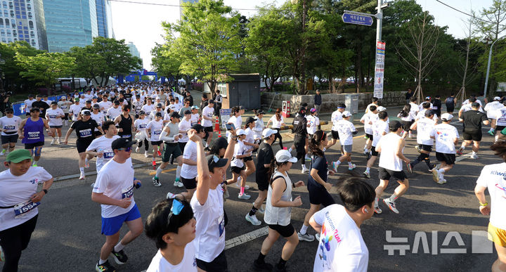 [서울=뉴시스] 홍효식 기자 = 18일 서울 영등포구 여의도공원 문화의마당에서 열린 2026 키움런에서 참가자들이 힘찬 출발을 하고 있다.키움런은 오는 20일 '장애인의 날'을 맞아 장애인과 비장애인 러너가 함께 뛰는 배리어프리 단축 마라톤으로, 참가비 3만원은 전액 기부되며 참가자에 한해 실시하는 주식 제공 이벤트는 추첨을 통해 2000만원 상당의 국내 주식을 증정한다. 2026.04.18. yesphoto@newsis.com
