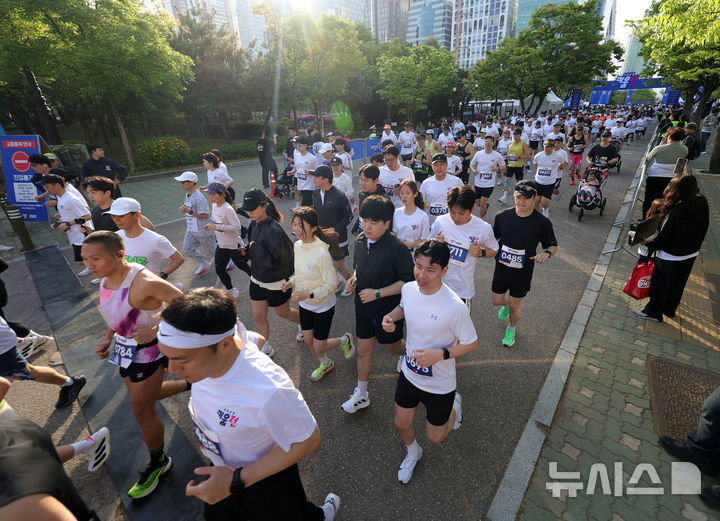 [서울=뉴시스] 홍효식 기자 = 18일 서울 영등포구 여의도공원 문화의마당에서 열린 2026 키움런에서 참가자들이 힘찬 출발을 하고 있다.키움런은 오는 20일 '장애인의 날'을 맞아 장애인과 비장애인 러너가 함께 뛰는 배리어프리 단축 마라톤으로, 참가비 3만원은 전액 기부되며 참가자에 한해 실시하는 주식 제공 이벤트는 추첨을 통해 2000만원 상당의 국내 주식을 증정한다. 2026.04.18. yesphoto@newsis.com