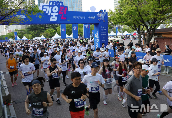 [서울=뉴시스] 홍효식 기자 = 18일 서울 영등포구 여의도공원 문화의마당에서 열린 2026 키움런에서 참가자들이 힘찬 출발을 하고 있다.키움런은 오는 20일 '장애인의 날'을 맞아 장애인과 비장애인 러너가 함께 뛰는 배리어프리 단축 마라톤으로, 참가비 3만원은 전액 기부되며 참가자에 한해 실시하는 주식 제공 이벤트는 추첨을 통해 2000만원 상당의 국내 주식을 증정한다. 2026.04.18. yesphoto@newsis.com
