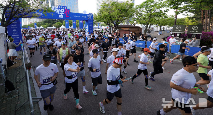 [서울=뉴시스] 홍효식 기자 = 18일 서울 영등포구 여의도공원 문화의마당에서 열린 2026 키움런에서 참가자들이 힘찬 출발을 하고 있다.키움런은 오는 20일 '장애인의 날'을 맞아 장애인과 비장애인 러너가 함께 뛰는 배리어프리 단축 마라톤으로, 참가비 3만원은 전액 기부되며 참가자에 한해 실시하는 주식 제공 이벤트는 추첨을 통해 2000만원 상당의 국내 주식을 증정한다. 2026.04.18. yesphoto@newsis.com